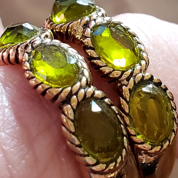 Vintage gold & 3 green Peridot gemstone pierced loop earrings - Picture 2 of 10